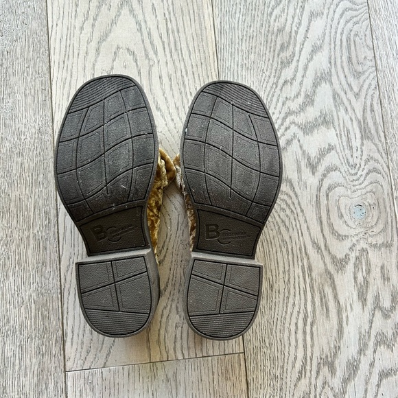 Seychelles Antique Yellow Velvet Mules - Picture 3 of 4